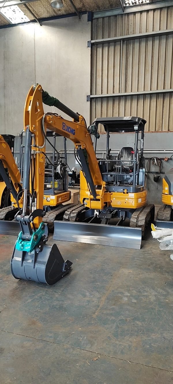 XE35U with canopy 01