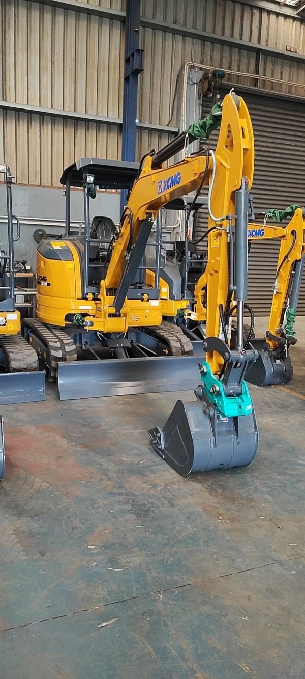 XE35U with canopy 02