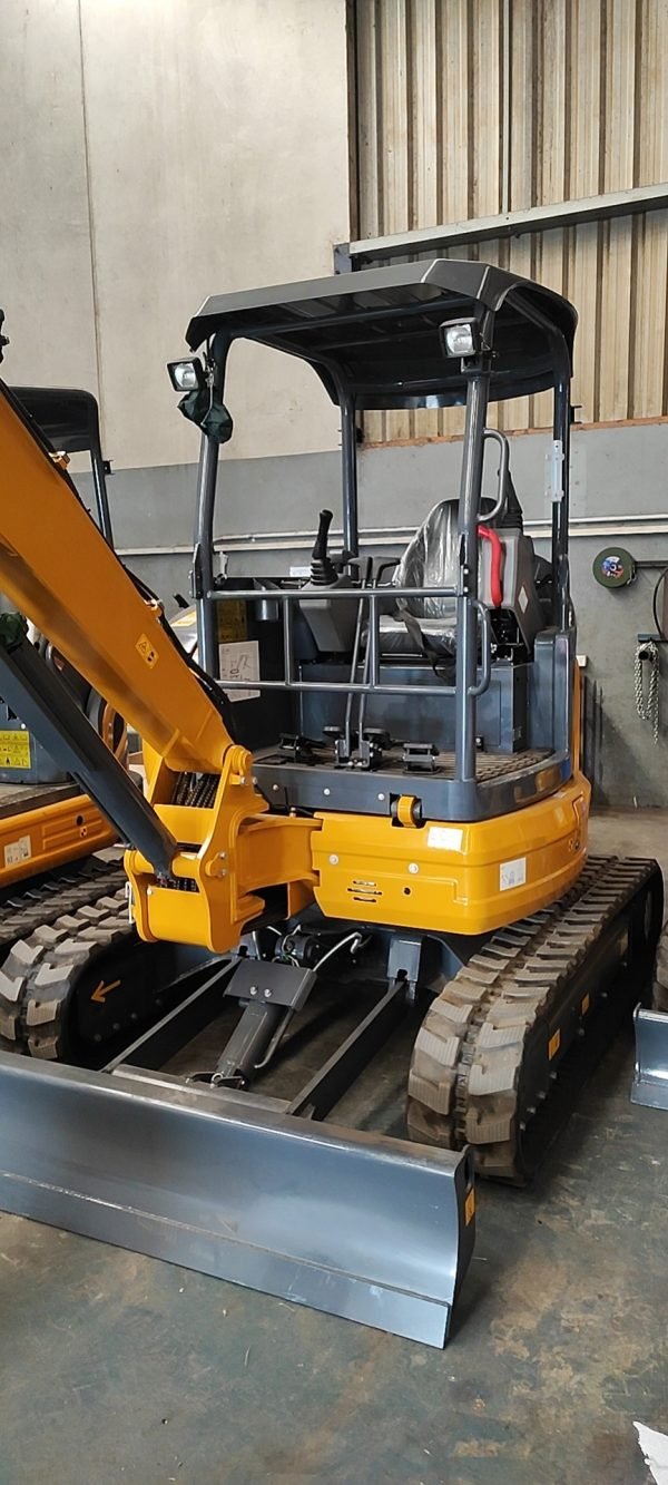 XE35U with canopy 03